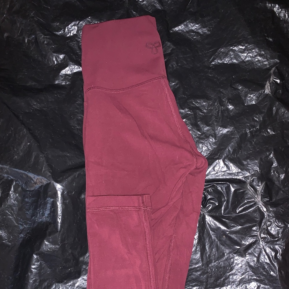 Red/cranberry TNA butter leggings XS